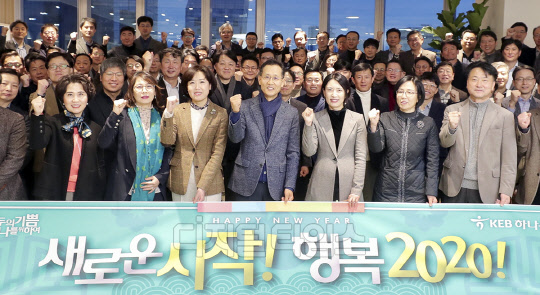 KEB하나은행 1일 서울 을지로 스마트워크센터에서 지성규 행장(가운데)이 사진 촬영을 하고 있다. KEB하나은행 제공
